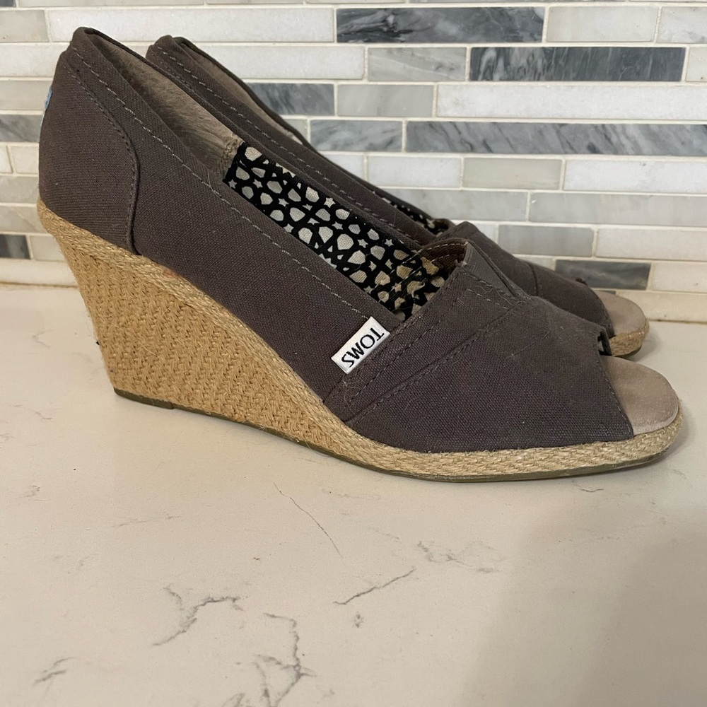 Toms Calypso Women’s 8.5 gray canvas upper peep toe beige Espadrille wedge shoe